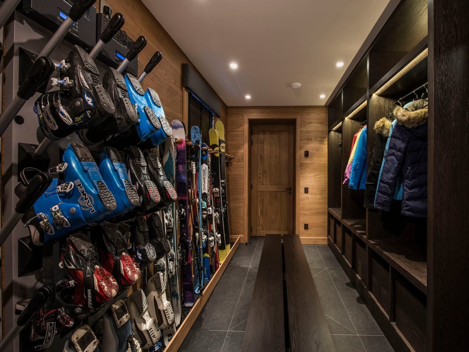 27.-Boot-Room-and-ski-locker