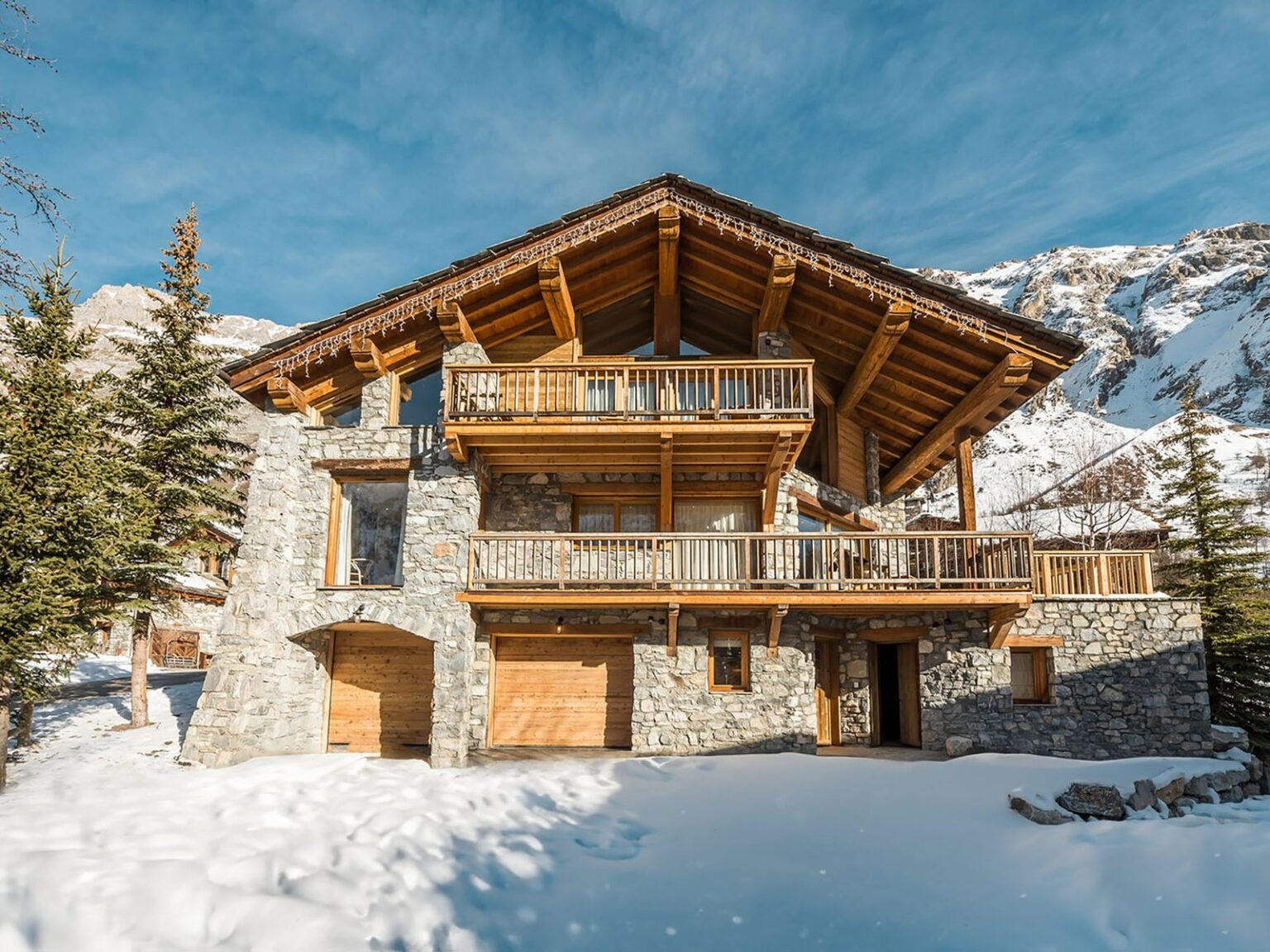 Chalet-Blackcomb-Val-dIsere-Consensio-Exterior-snowy