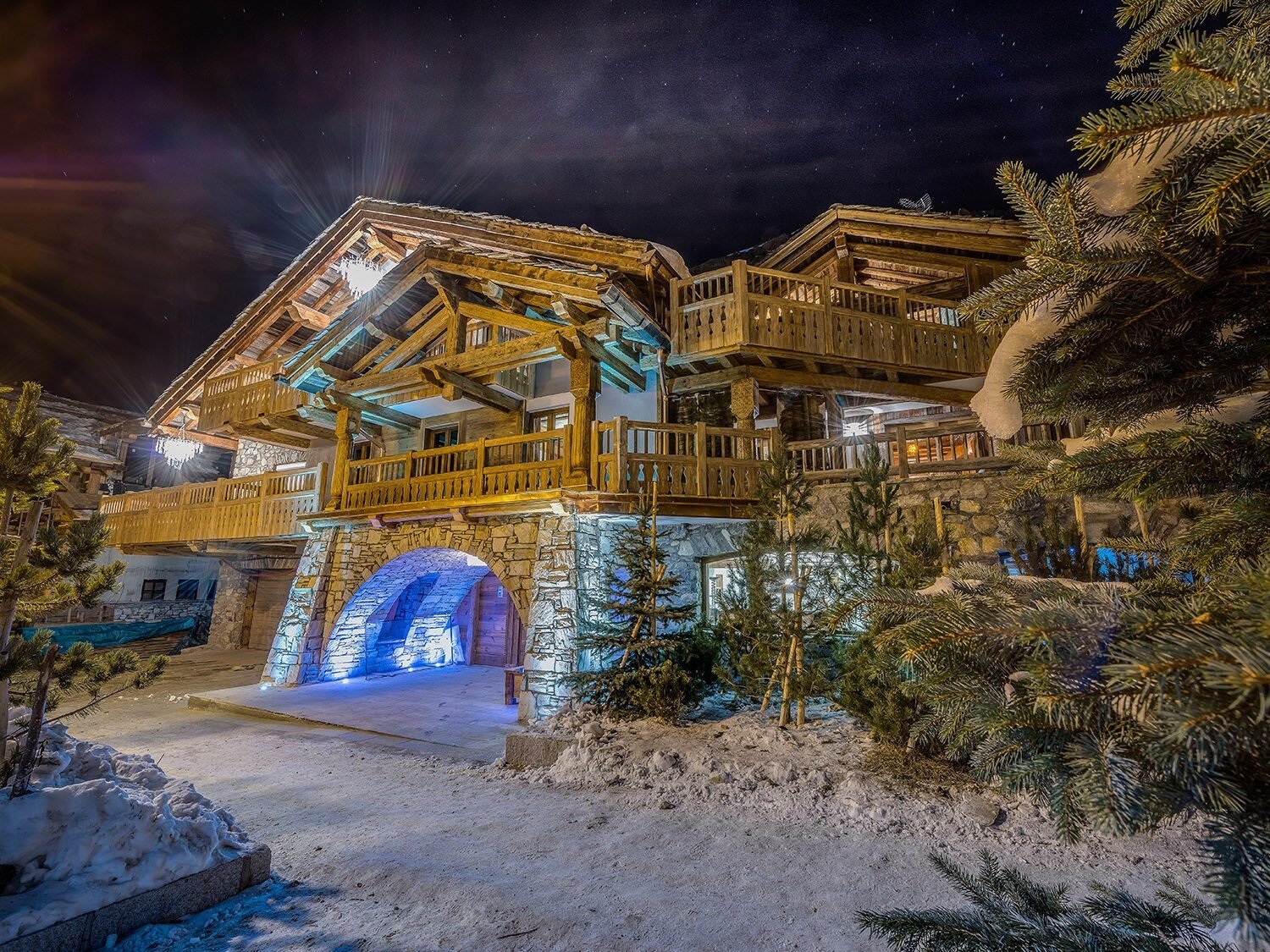 Ski-in ski-out exterior of Chalet Lhotse, a luxury chalet in Courchevel